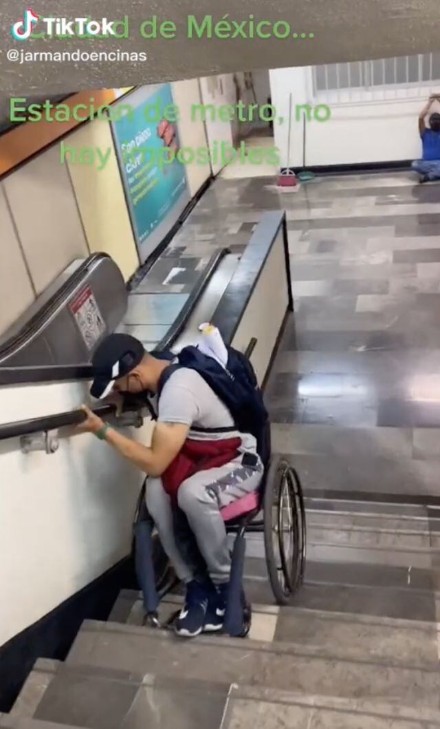 Hombre se hace viral al bajar las escaleras del metro en silla de ruedas