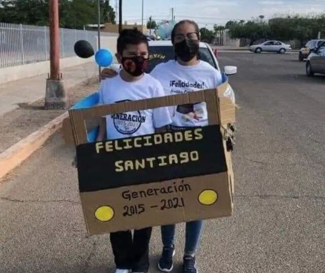 Papás no tenian carro y le hacen uno de cartón a su hijo para unirse a la caravana escolar