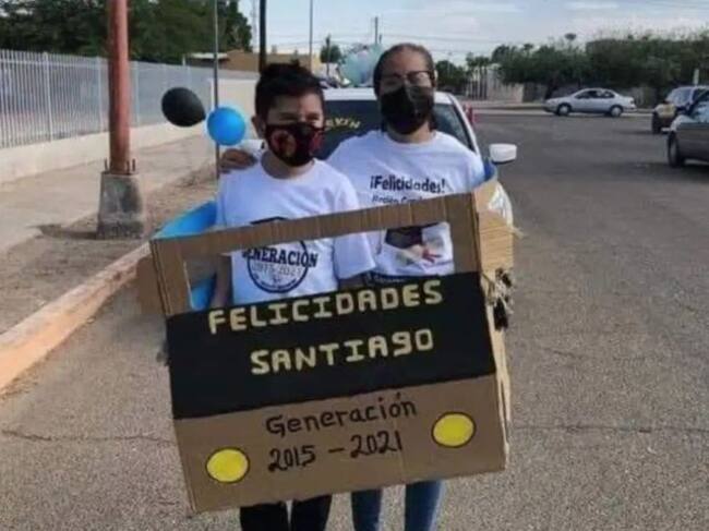 Papás no tenian carro y le hacen uno de cartón a su hijo para unirse a la caravana escolar
