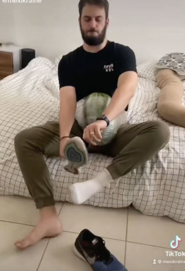 Hombre se amarra sandía en el vientre para saber qué siente su esposa embarazada