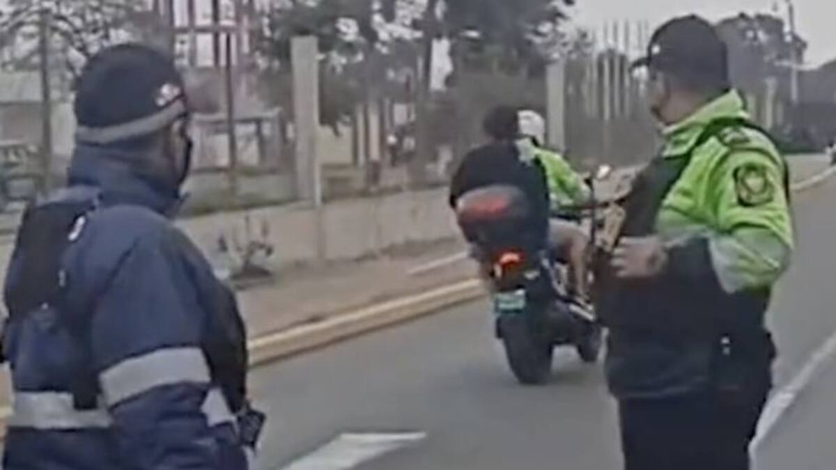 Policía ayuda a joven a llegar a tiempo a su examen de admisión