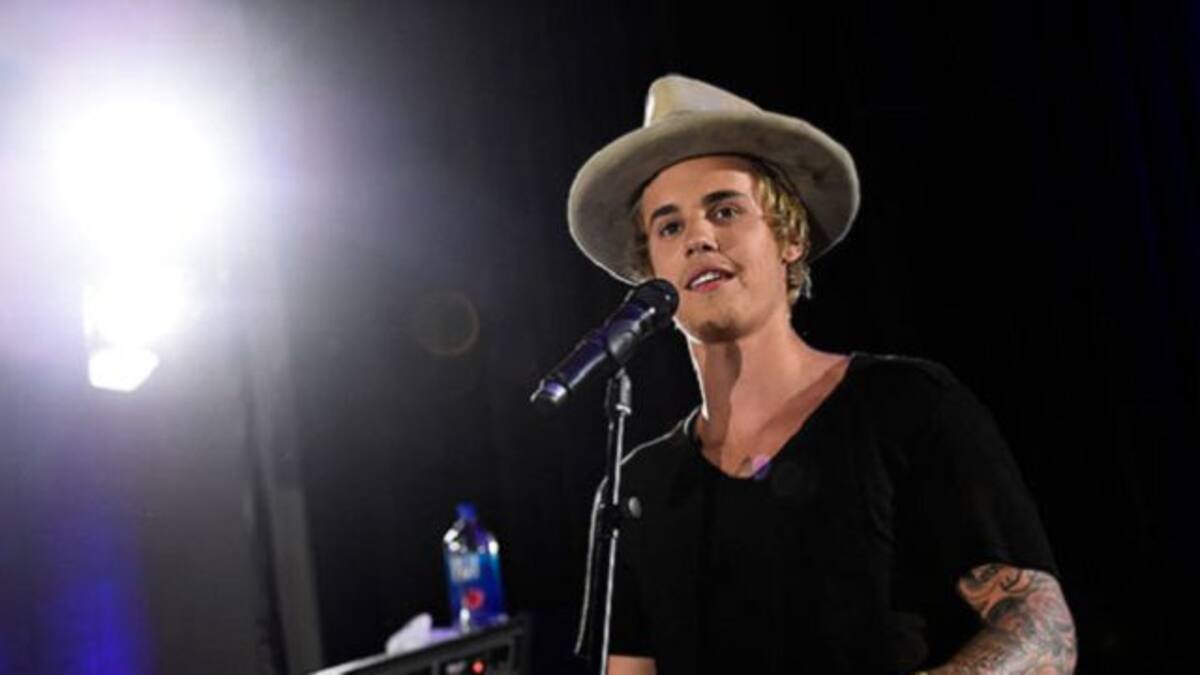 Justin le canta a Selena en Beverly Hills