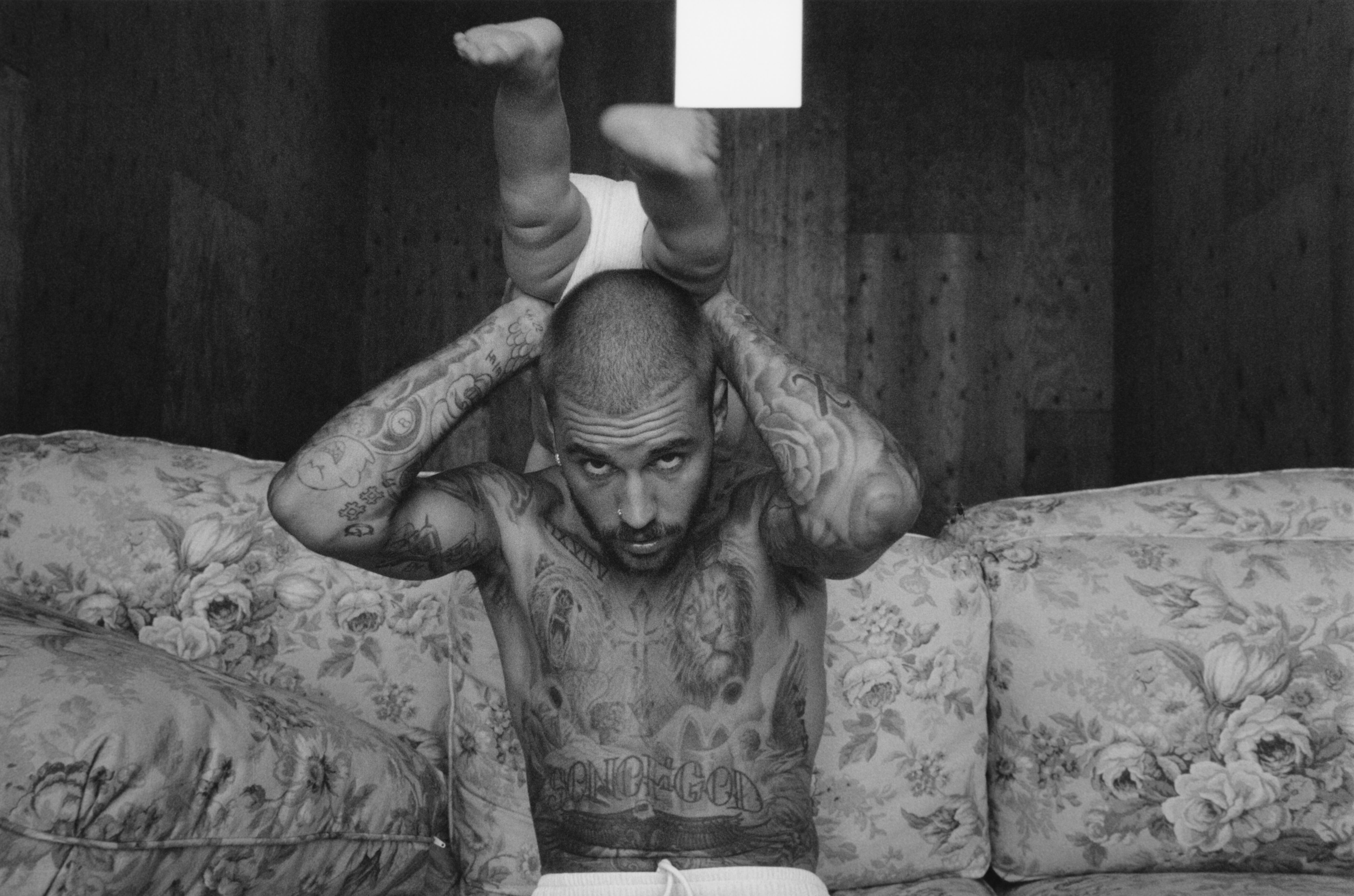 Justin Bieber y su hijo Jack en una foto promocional para su disco &#039;Swag&#039;