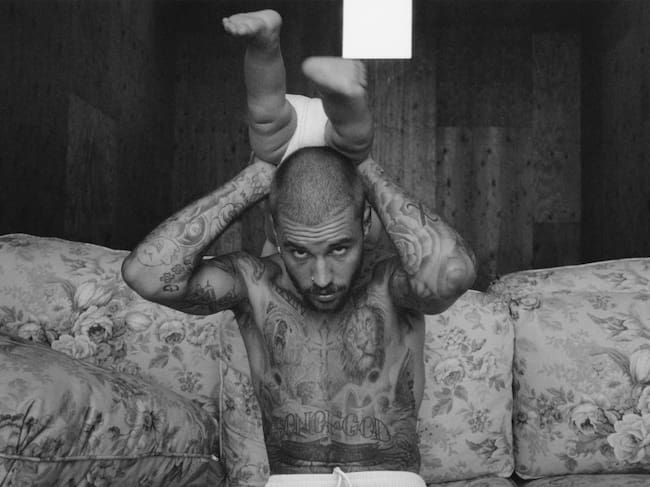 Justin Bieber y su hijo Jack en una foto promocional para su disco 'Swag'