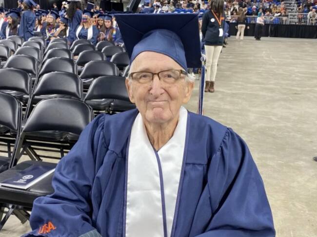 René Neira recibió un reconocimiento en forma de título profesional de Economía