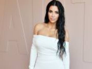 Kim Kardashian se trepa a un árbol totalmente desnuda