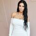 Kim Kardashian se trepa a un árbol totalmente desnuda