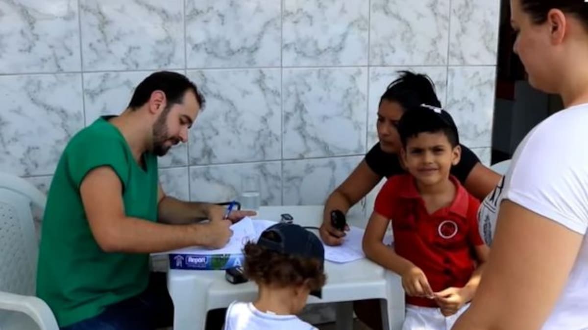 Lo despidieron e improvisó su propio consultorio médico