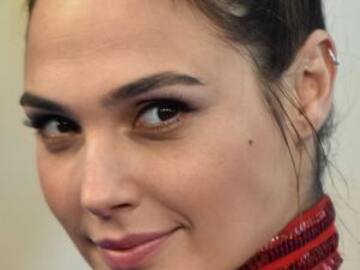 Gal Gadot posa topless
