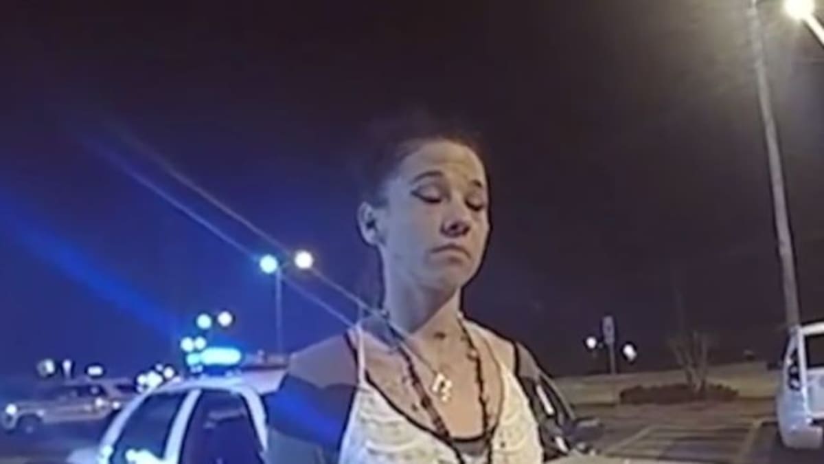 Mujer esposada les roba la patrulla en su cara