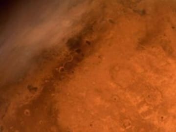 Descubren agua líquida en Marte