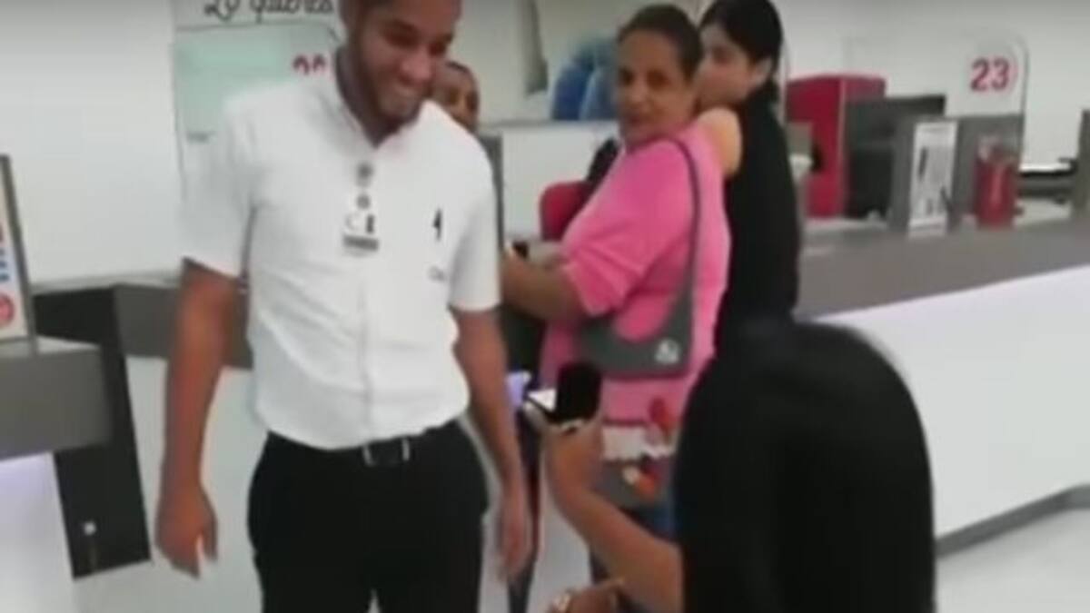 Se arrodilla y le propone matrimonio a su novio