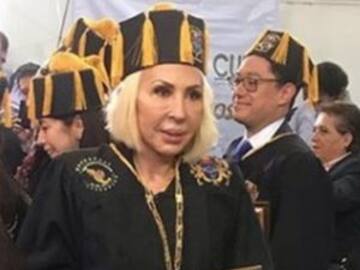 Laura Bozzo recibe doctorado Honoris Causa, el Congreso se deslinda