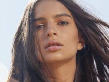 EMILY RATAJKOWSKI POSA COMO LLEGÓ AL MUNDO... COMO UNA DIOSA