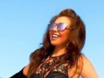 Thalía celebra su cumpleaños en sexy traje de baño