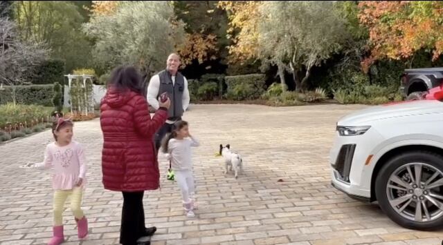 Dwayne Johnson sorprende a su mamá con lujosa camioneta en Navidad