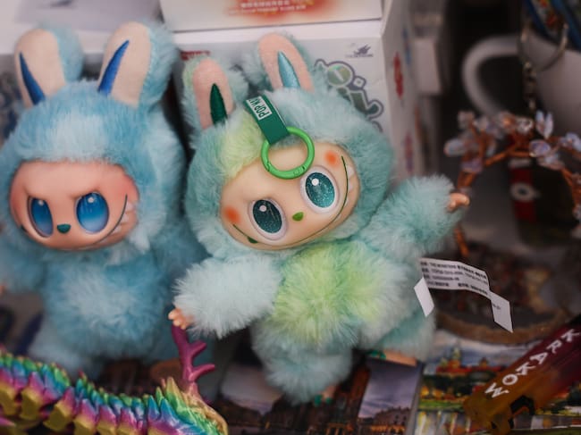 Muñecos de Labubu.