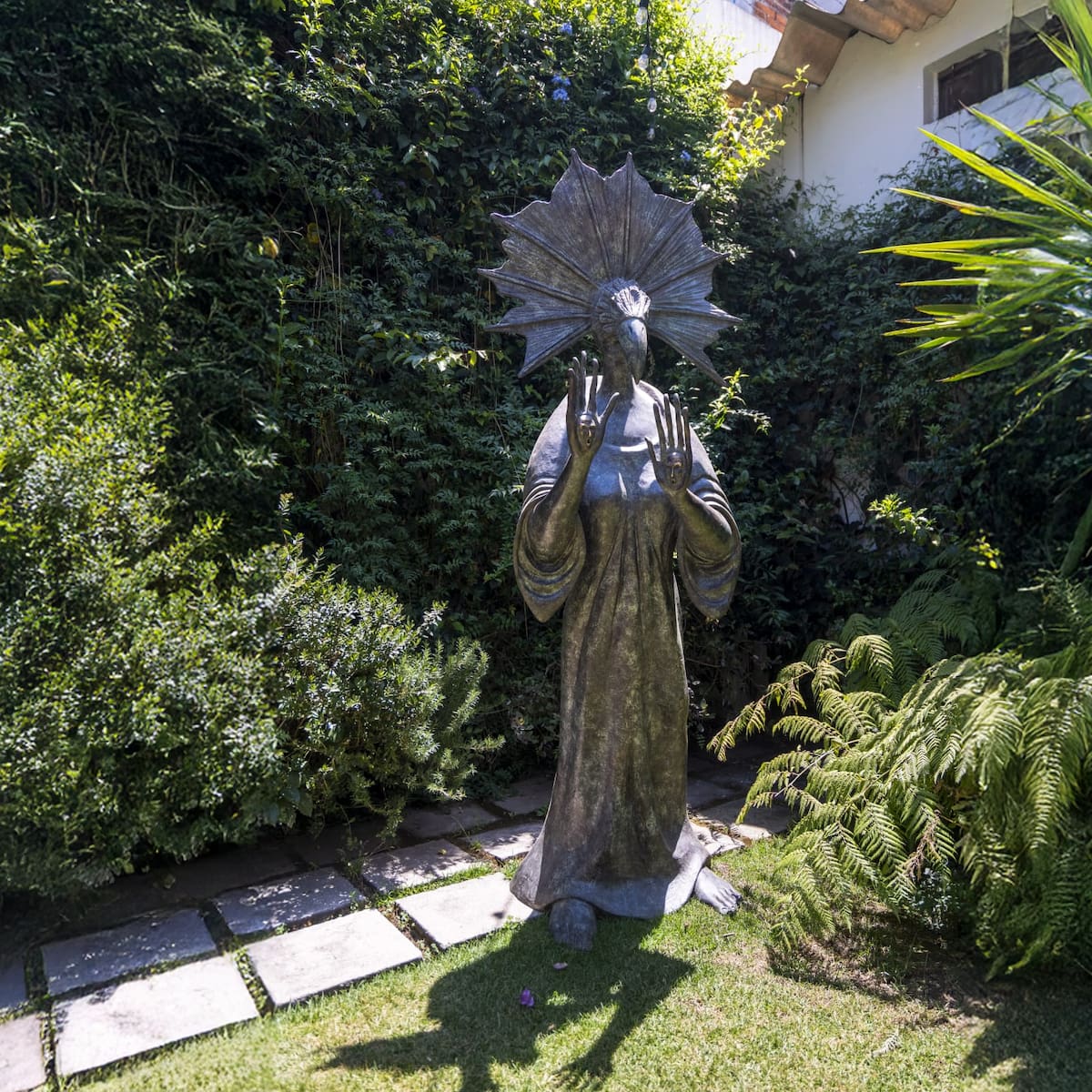El universo híbrido de Leonora Carrington toma forma en esta nueva exposición