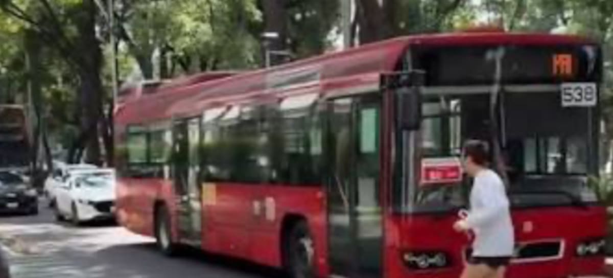 Harry Styles corriendo sobre Reforma, casi es atropellado por el Metrobús