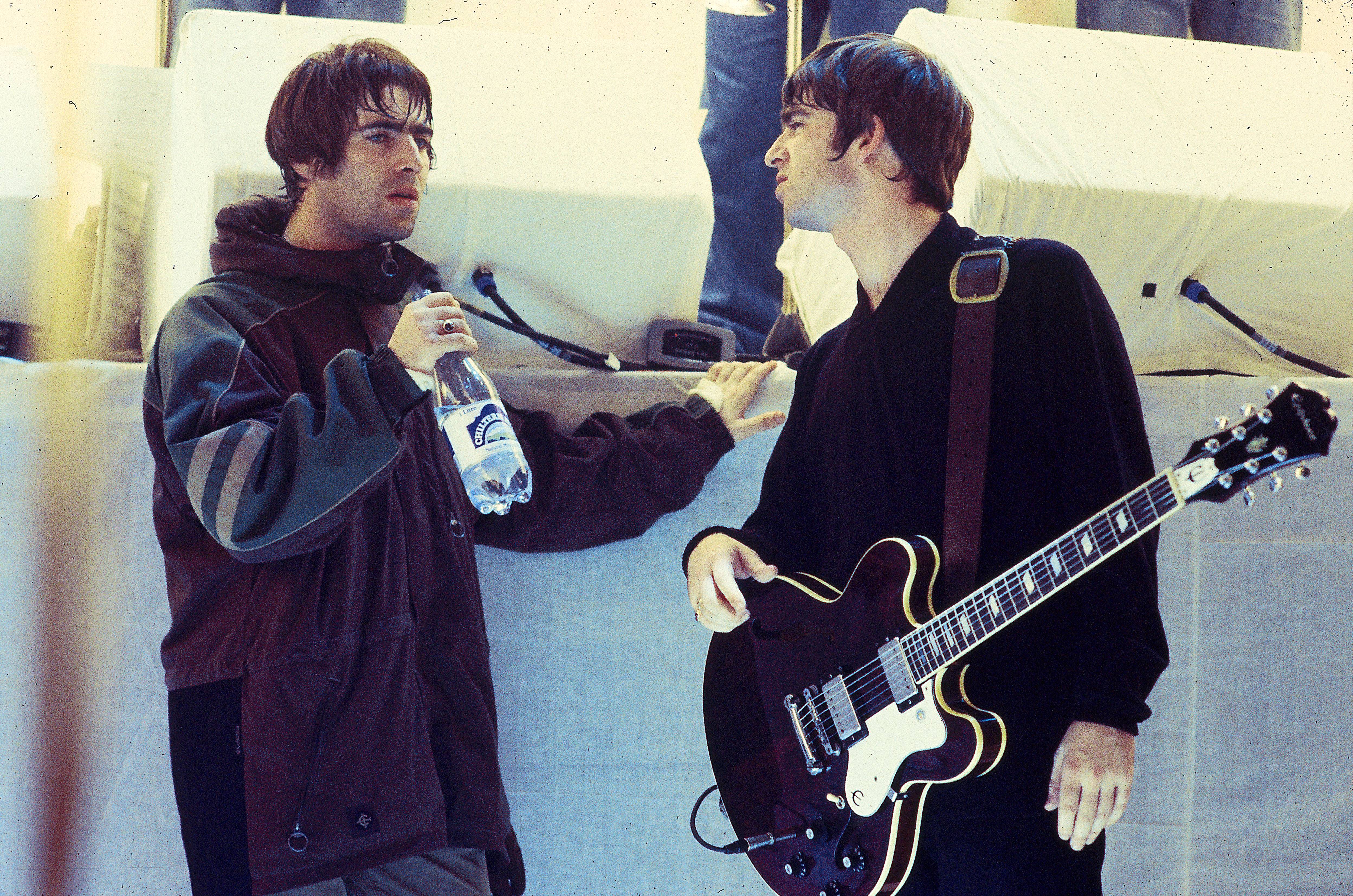 Foto de Noel Gallagher y Liam Gallagher de Oasis hablando en un set de televisión en Reino Unido