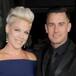 Pink recibe año con bebe en brazos