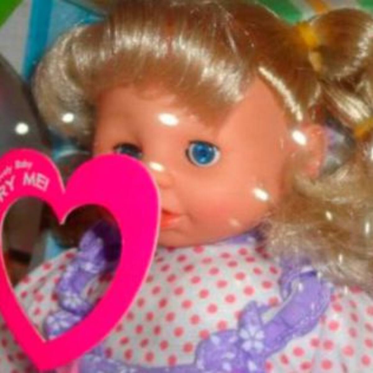 ¡Una muñeca diabólica que canta!