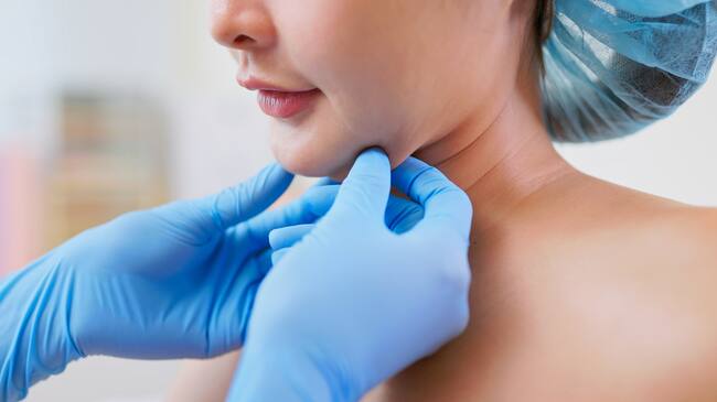 Tanto la bichectomía como la lipopapada deben tener cuidados postquirúrgicos como masajes para evitar fibrosis.