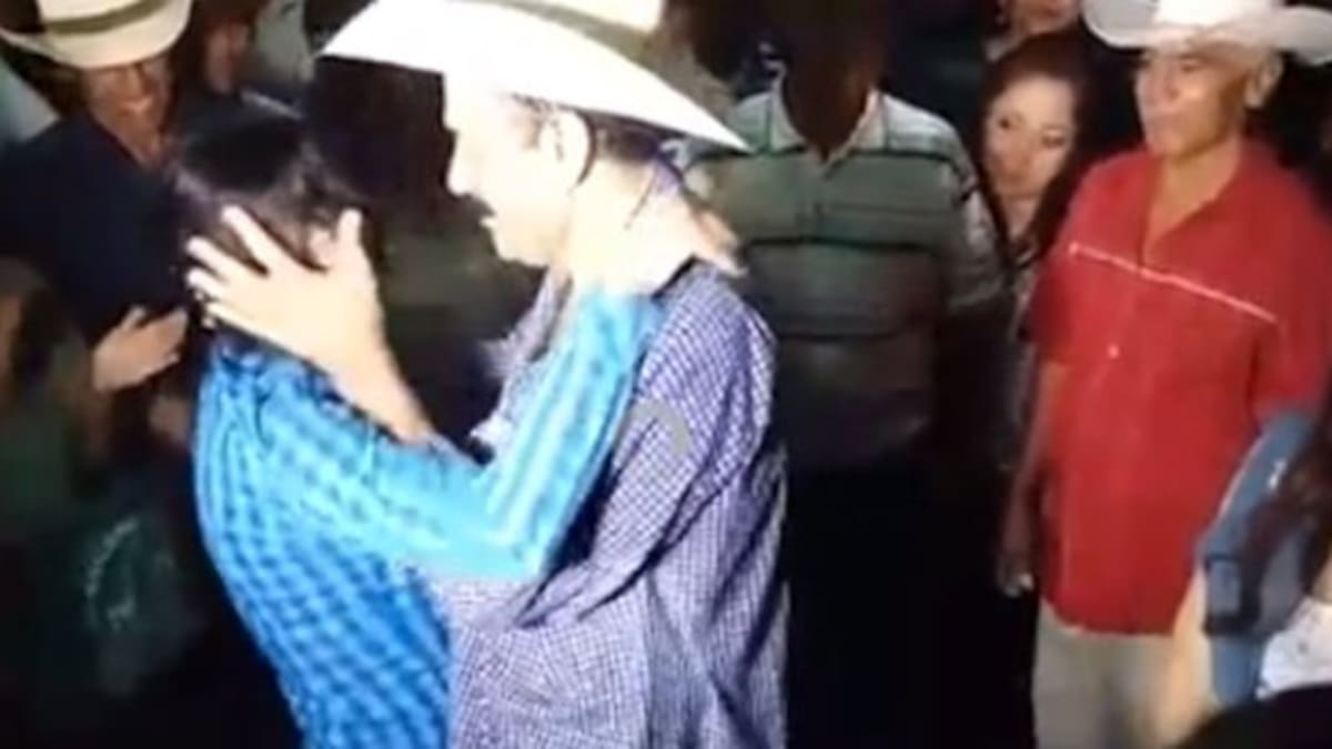 “Layín” besa a mujer durante un baile