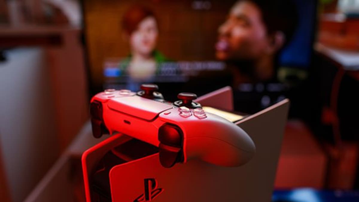 Mujer obliga a su esposo a vender su PS5, creyó que era un purificador de aire