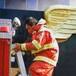 La historia detrás de la foto del bombero con alas