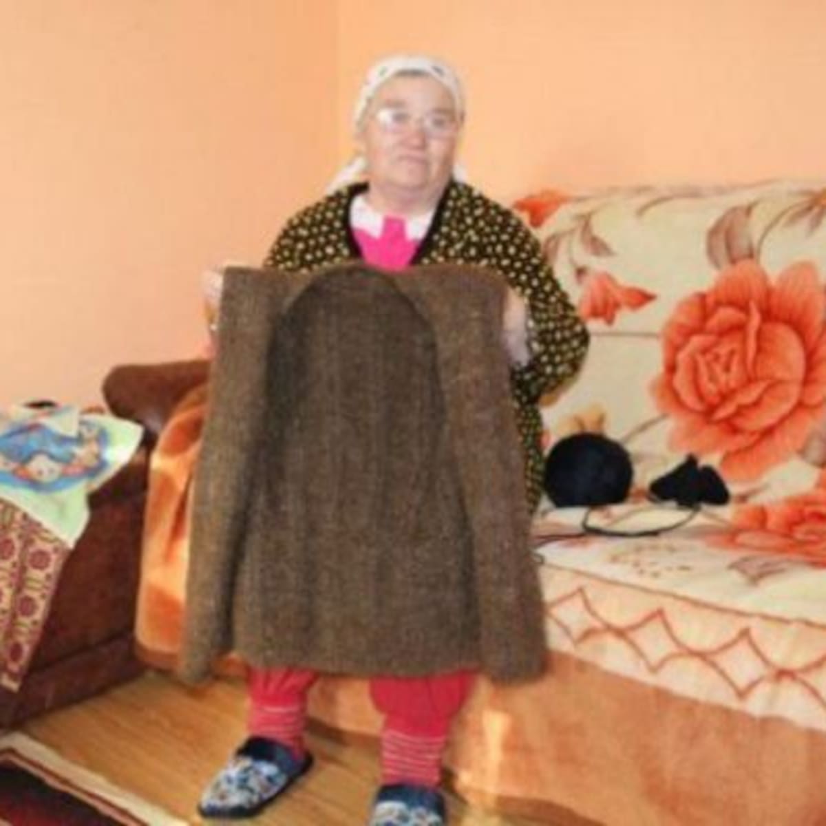 Tejió un chaleco con su propio pelo