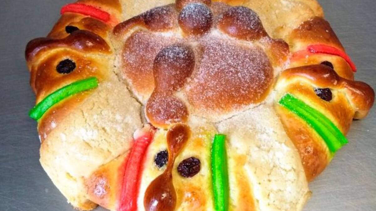 Llega la roscamuerta, pan de muerto y rosca de reyes juntos