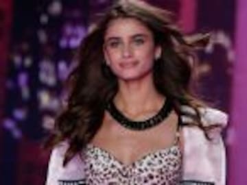Taylor Hill presume sus estrías en redes sociales