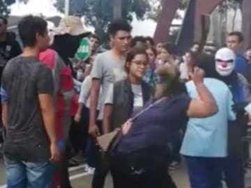 MADRE BUSCA A CINTURONAZOS A SU HIJO QUE FUE A UNA MANIFESTACIÓN