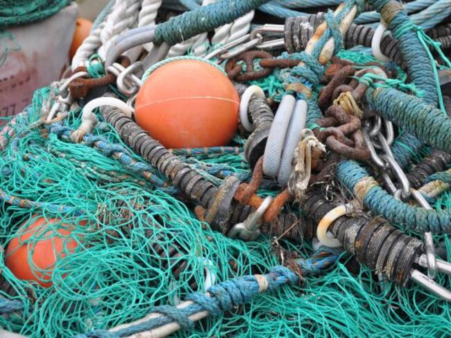 Infinidad de desperdicios caen en el mar