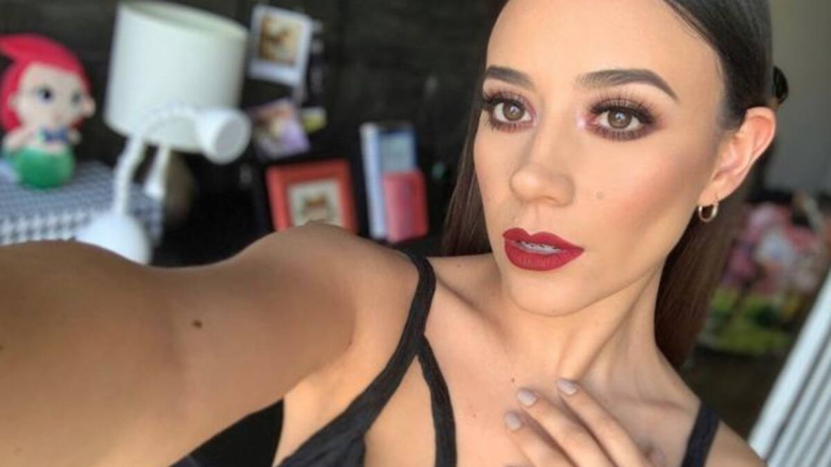 Jass Reyes de Playa Limbo sufre penoso accidente con su top en el escenario