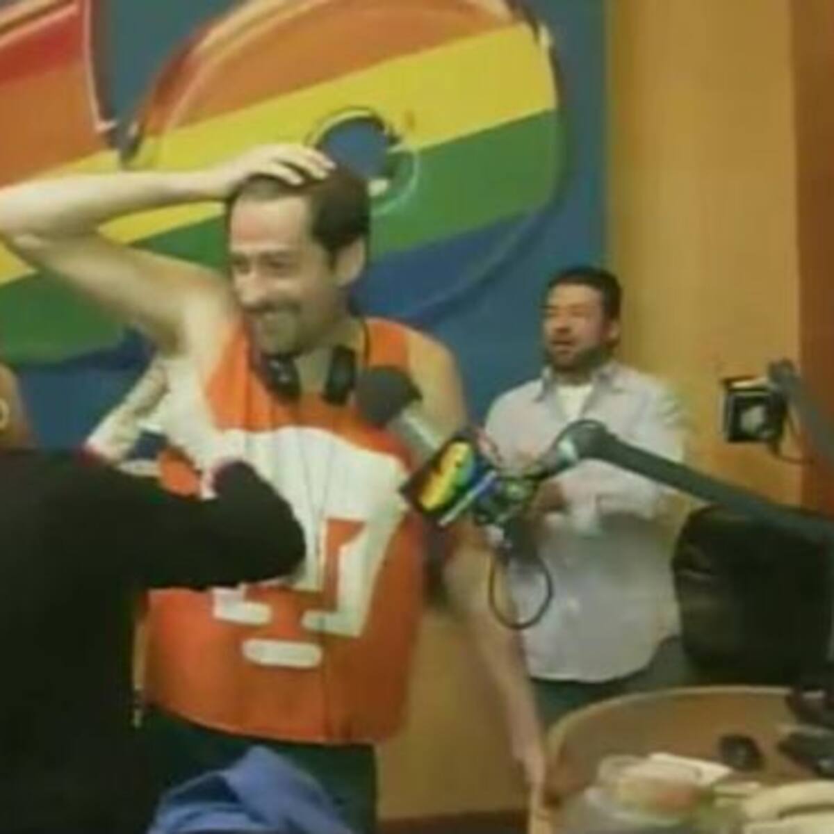 Eduardo Videgaray paga apuesta