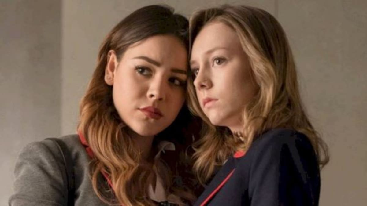 Con beso en la boca Danna Paola pide matrimonio a Ester Expósito