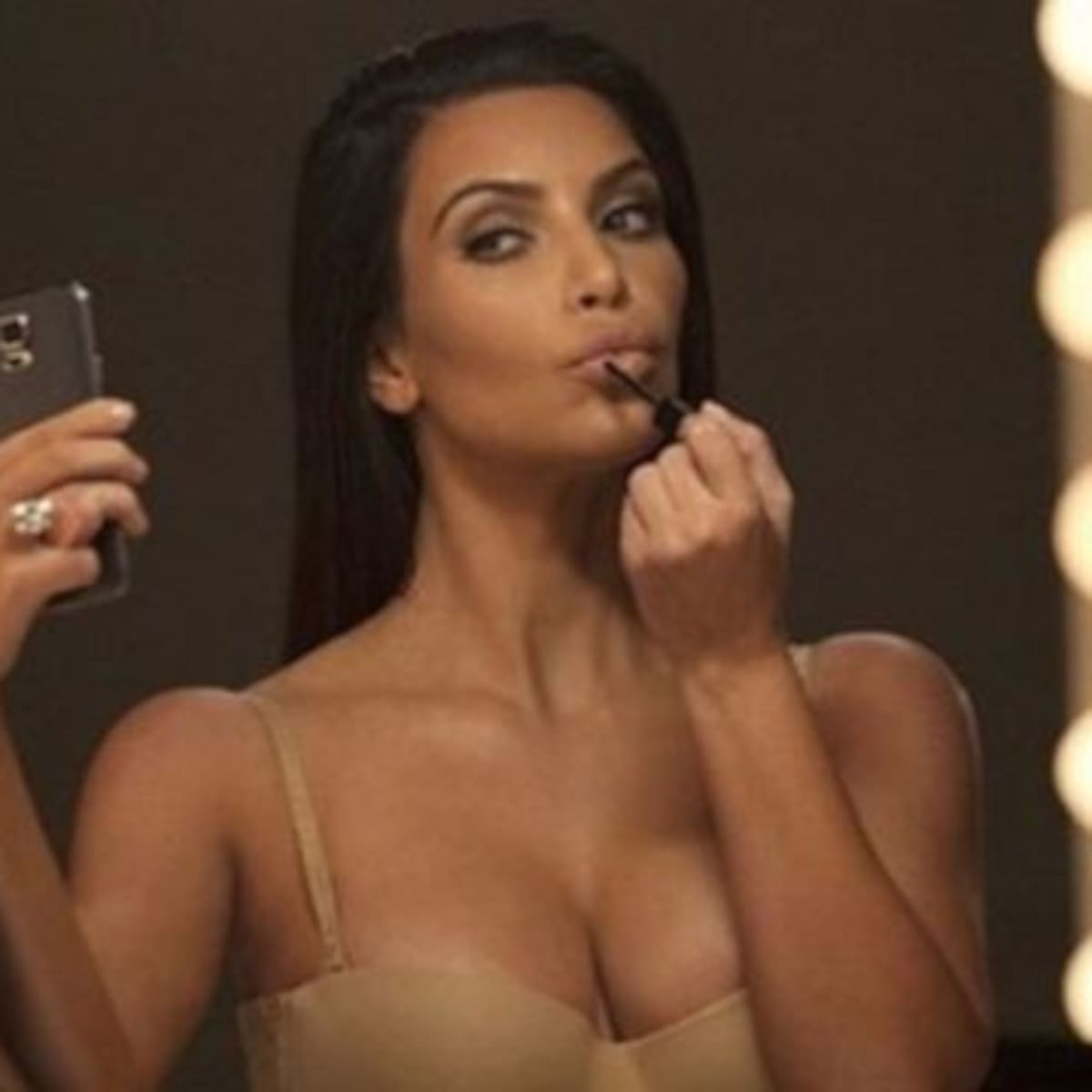 ¡Ex de Kim Kardashian la balconea!