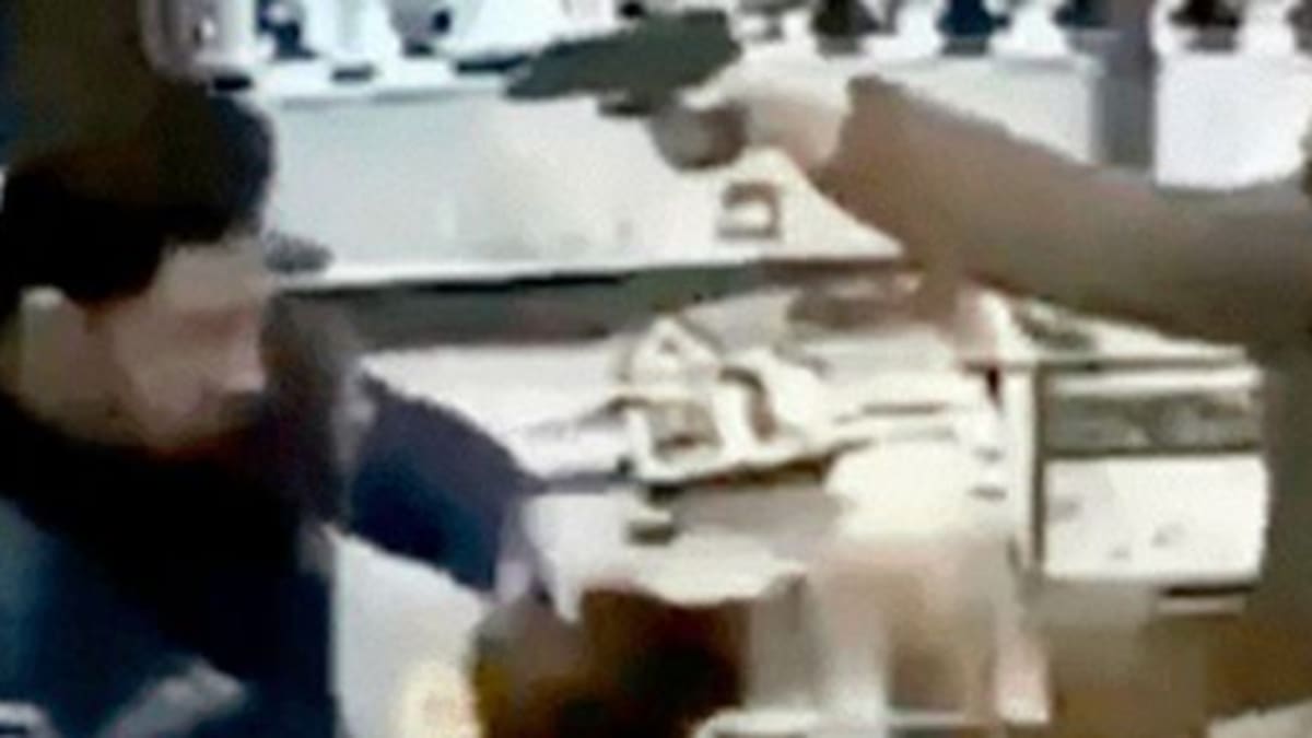 Delincuente entra a joyería para robar, pero dueño karateca lo impide