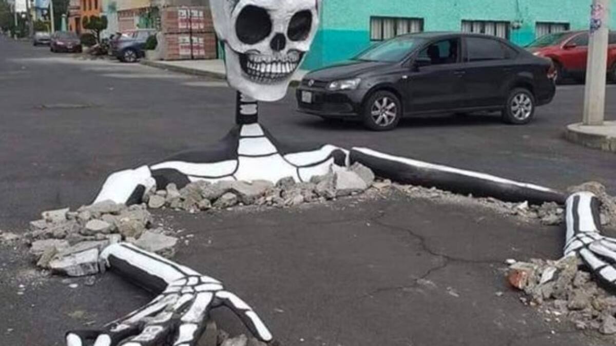Tapan baches con calaveras gigantes