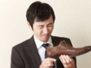 Gana USD 900 por día burlándose de los pies de los transeúntes