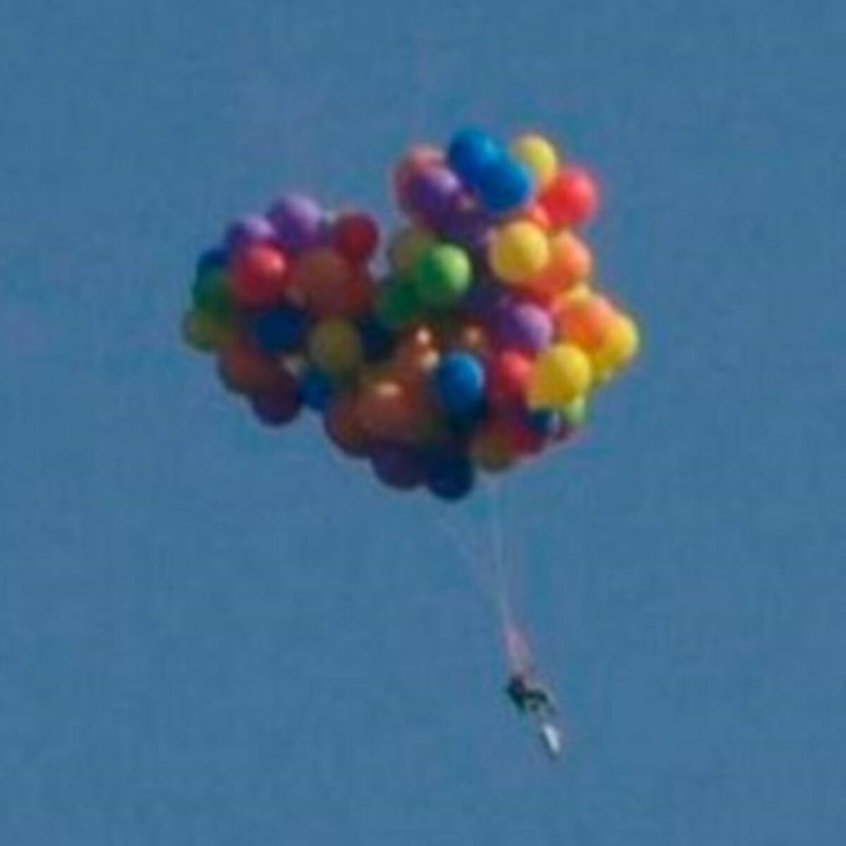 Arrestan a hombre por imitar vuelo de 'Up' en Canadá.
