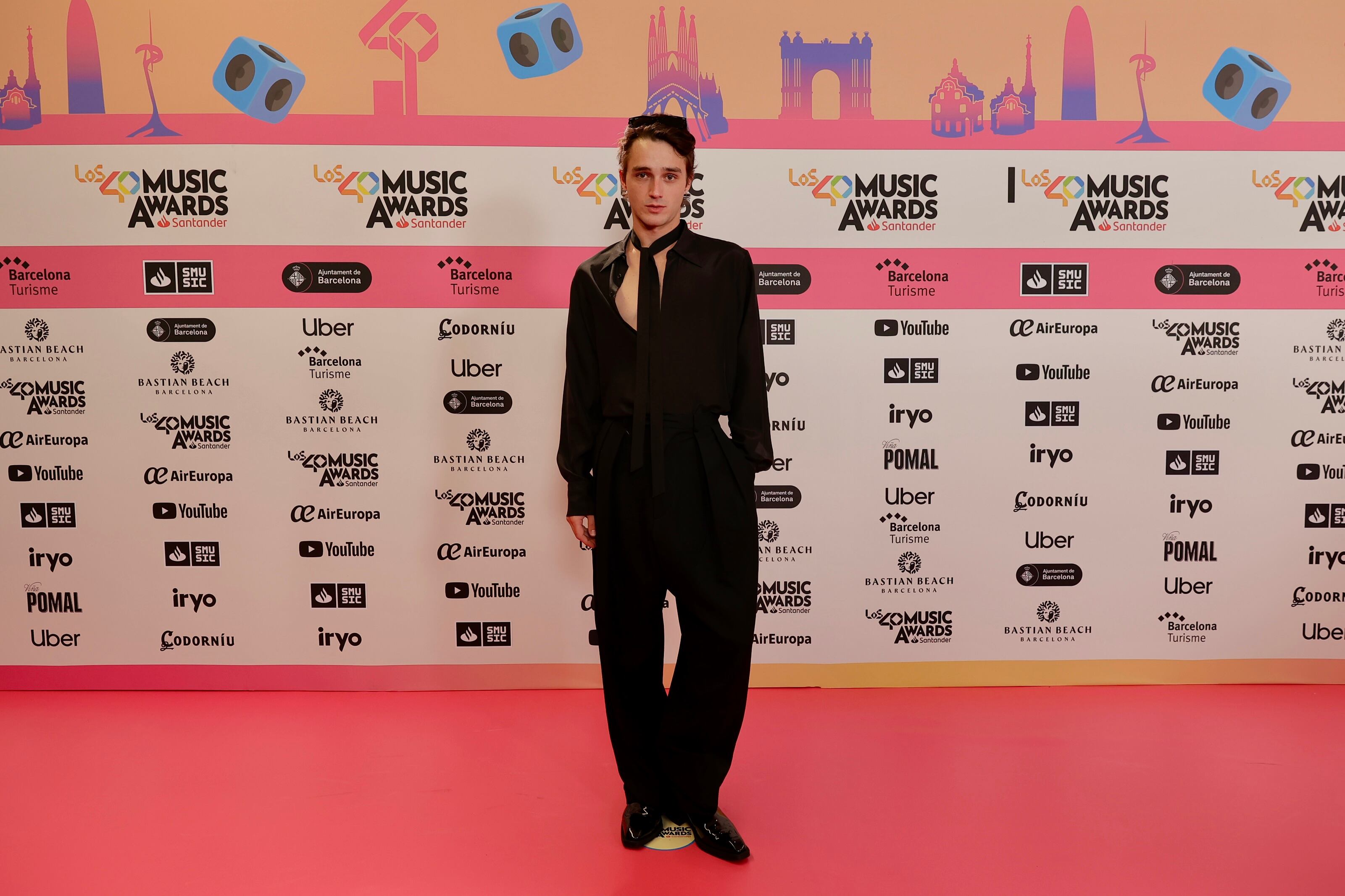 Pol Granch ha llevado una reinvención del traje negro, llevando la corbata por encima del cuello y la camisa abierta-