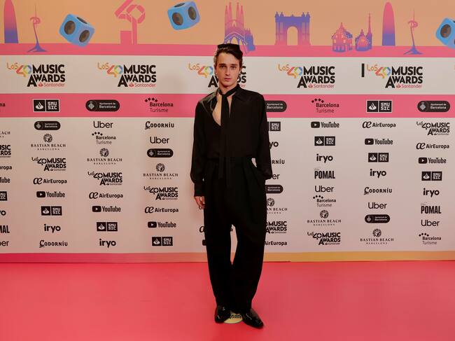 Pol Granch ha llevado una reinvención del traje negro, llevando la corbata por encima del cuello y la camisa abierta-