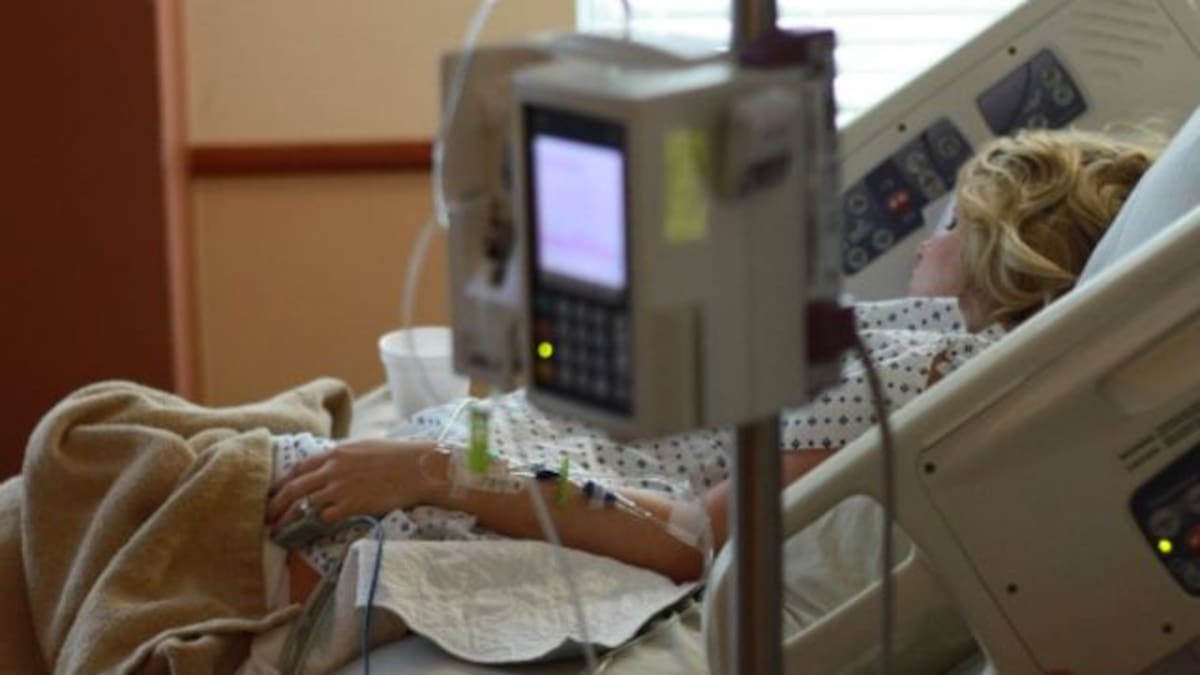 Robó el aguinaldo de su marido para hacerse cirugías estéticas