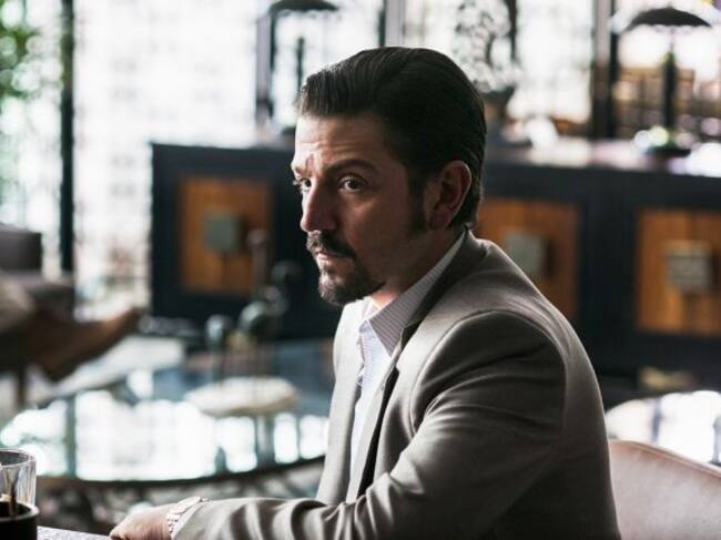 Diego Luna como Miguel Ángel Félix Gallardo, líder de cártel de Guadalajara en la serie de Netflix "Narcos"