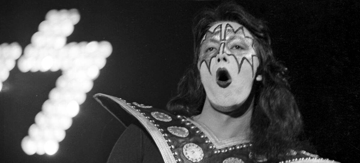 El guitarrisa Ace Frehley, de Kiss, en un concierto en Long Beach Auditorium en 1974.