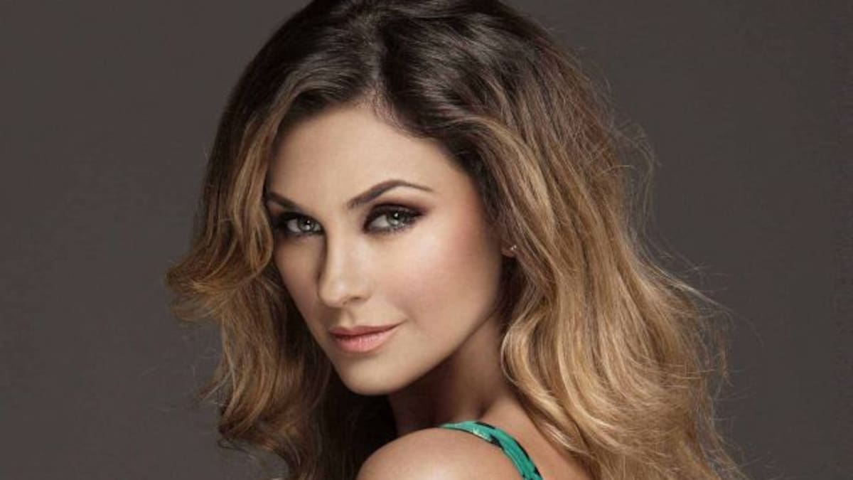 Aracely Arámbula seduce con vestido de transparencia