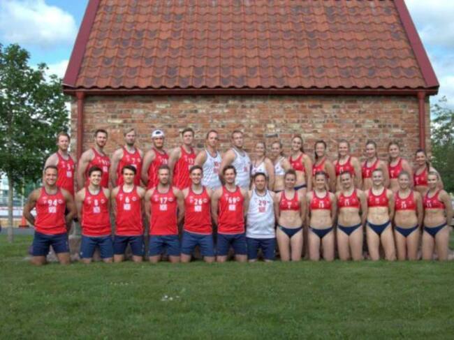 Diferencia entre los uniformes masculinos y femeninos del balonmano de playa/Selección de Noruega